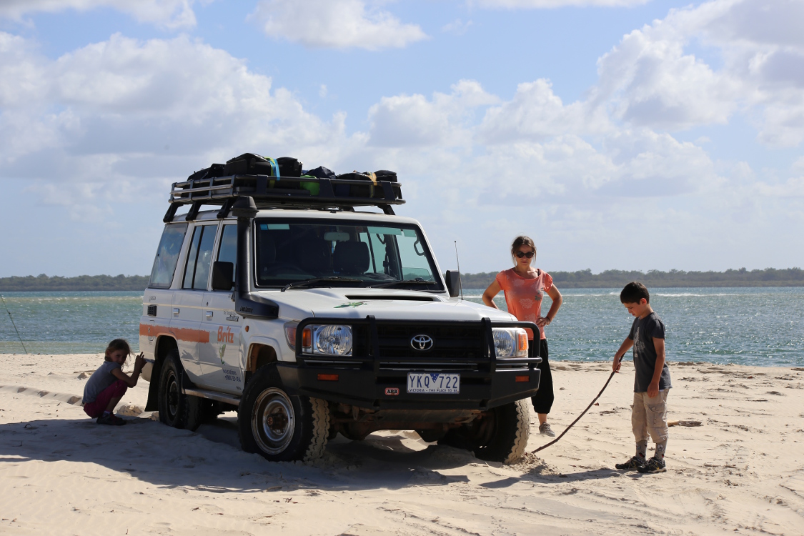 Inskip Point.
On a un super 4x4, mais quand on ne sait pas s'en servir, on se retrouve vite bloquÃ©  ...
Heureusement, un australien nous voyant complÃ¨tement perdus est venu nous donner un cours de 4x4 et a baissÃ© la pression des pneus.
On Ã©tait prÃªt pour Fraser Island !