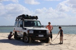 Inskip Point.
On a un super 4x4, mais quand on ne sait pas s'en servir, on se retrouve vite bloqué ...
Heureusement, un australien nous voyant complètement perdus est venu nous donner un cours de 4x4 et a baissé la pression des pneus.
On était prêt pour Fraser Island !