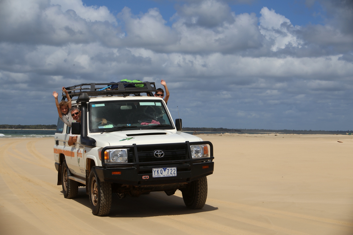 Fraser Island.
Plus grande Ã®le sablonneuse de la planÃ¨te (120 km de long).
On s'est vraiment Ã©clatÃ© sur ces km de plages dÃ©serts ... ici, le roi, c'est le 4x4 ! La vitesse est limitÃ©e Ã  80km/h sur la plage !