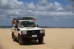 Fraser Island.
Plus grande île sablonneuse de la planète (120 km de long).
On s'est vraiment éclaté sur ces km de plages déserts ... ici, le roi, c'est le 4x4 ! La vitesse est limitée à 80km/h sur la plage !