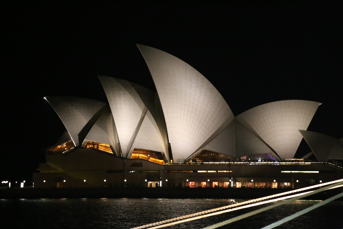 Sydney.
Pour les 40 ans de Sylvain, petite balade nocturne autour de l'opÃ©ra de Sydney.
Le lieu est assez magique et rÃ©ellement spectaculaire ...
