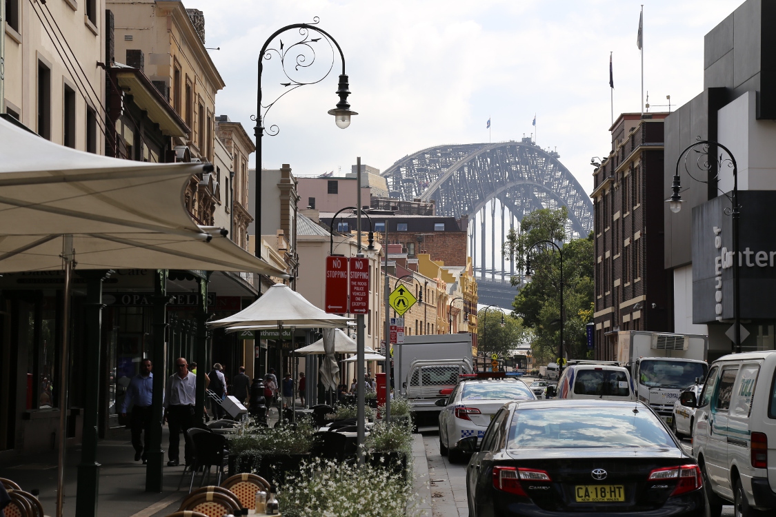 Sydney.
George Street et le Harbour bridge.