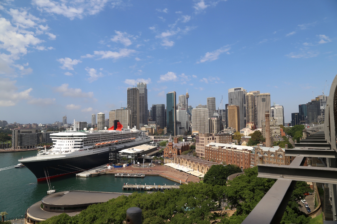 Sydney.
La Skyline et le paquebot Queen Mary 2.
Ce paquebot est le 4Ã¨me plus gros paquebot du monde, construit aux Chantiers de l'Atlantique en France. Il est tristement cÃ©lÃ¨bre suite Ã  l'effondrement d'une passerelle en 2003, lors de la visite des familles du personnel, et qui causa la mort de 16 personnes et blessa 29 personnes.