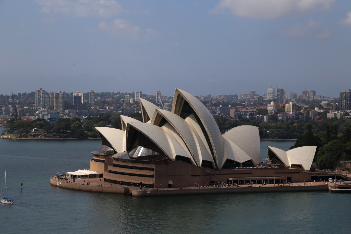 Sydney.
L'opÃ©ra a Ã©tÃ© inaugurÃ© en 1973 par la reine Elisabeth II.
Son architecture fait penser Ã  un voilier ou des coquillages. A chacun son interprÃ©tation. Mais en tout cas, c'est magnifique !
C'est un danois, JÃ¸rn Utzon, qui a imaginÃ© cet incroyable bÃ¢timent, et qui a jurÃ© de ne plus jamais remettre les pieds en Australie, suite Ã  des diffÃ©rents avec les promoteurs du projet. Il faut dire que le budget initial a Ã©tÃ© revu Ã  la hausse de 1400% !!