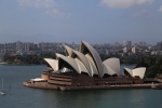 Sydney.
L'opéra a été inauguré en 1973 par la reine Elisabeth II.
Son architecture fait penser à un voilier ou des coquillages. A chacun son interprétation. Mais en tout cas, c'est magnifique !
C'est un danois, Jørn Utzon, qui a imaginé cet incroyable bâtiment, et qui a juré de ne plus jamais remettre les pieds en Australie, suite à des différents avec les promoteurs du projet. Il faut dire que le budget initial a été revu à la hausse de 1400% !!