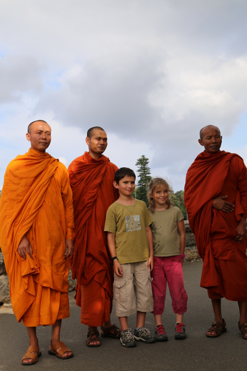 Sydney.
Rencontre avec des moines cambodgiens. Cela nous replonge quelques mois en arriÃ¨re ...
