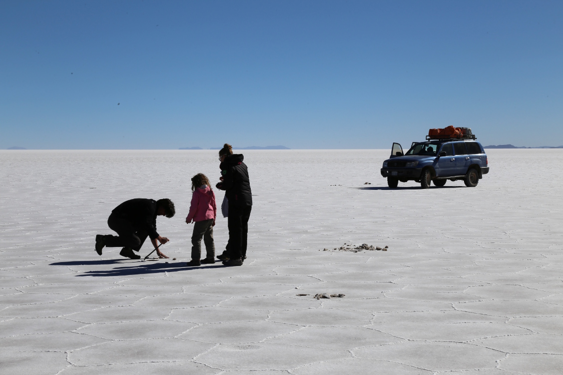 Salar d'Uyuni.
A la recherche de cristaux de sel ...
En fait, il suffit de creuser sous la croÃ»te de sel pour trouver de l'eau dans laquelle se forment les cristaux.