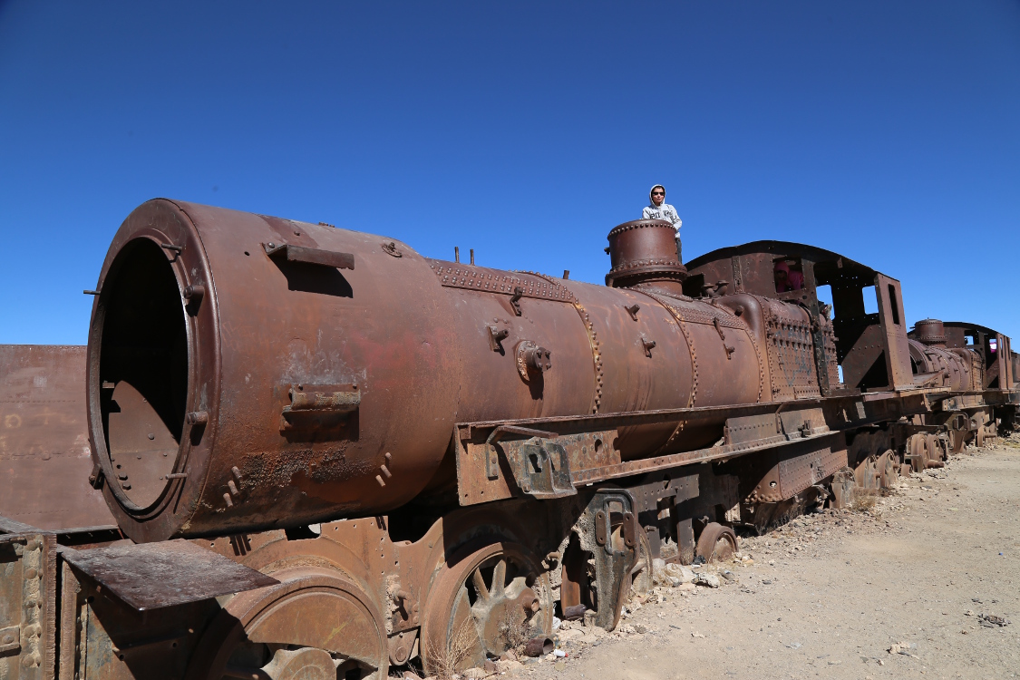 Uyuni est le plus grand carrefour de chemins de fer du pays. Quatre lignes y passent, pour l'Argentine, pour Antofagasta au Chili, la Paz et Potosi.
Et la capitale de la Bolivie n'est pas la Paz, mais bien Sucre.