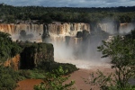 Parque Nacional do Iguaçu.
Vue depuis le Brésil.
Ces chutes à la frontière entre le Brésil et l'Argentine s'étendent sur un front de plus de 3 km.