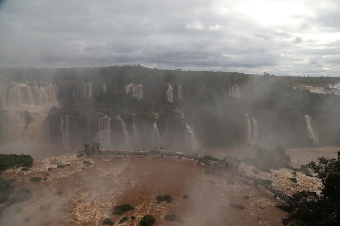 Parque Nacional do IguaÃ§u.
Vue depuis le BrÃ©sil.
On a testÃ© la petite passerelle dans ce que l'on appelle les gorges du Diable.
Impressionnant !!! Par contre, on Ã©tait totalement trempÃ© !