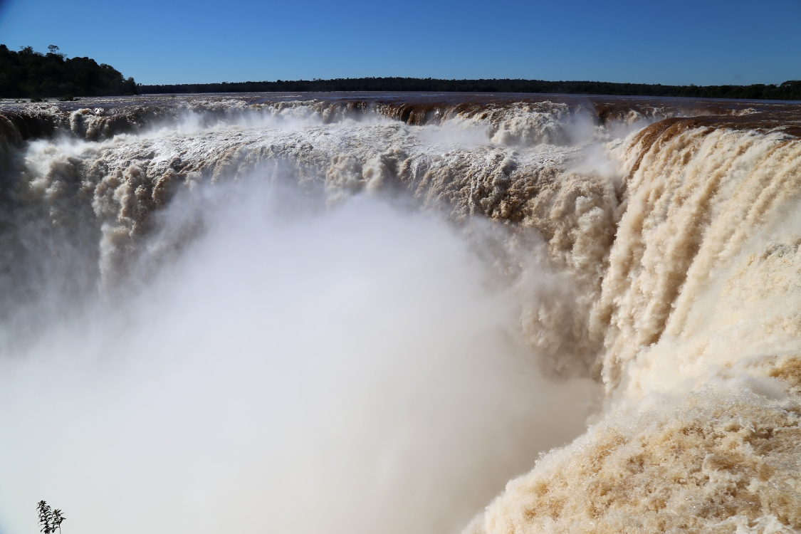 Argentine, Parque Nacional IguazÃº.
On peut s'approcher (sans Ãªtre mouillÃ© cette fois) des gorges du Diable, et les chutes sont spectaculaires !