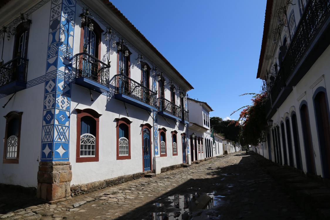 Paraty.
Le centre de style colonial a su conserver intacte ses bÃ¢timents centenaires et ses rues pavÃ©es, lui donnant un charme fou !