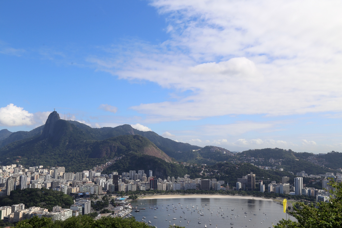 Rio de Janeiro.
Vue depuis le Pain de Sucre.
Sur le plus haut sommet, on aperÃ§oit la fameuse statue du Christ RÃ©dempteur.
