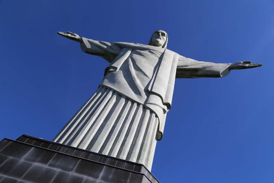 Rio de Janeiro.
PerchÃ© Ã  710m au sommet du Corcovado, le Christ RÃ©dempteur veille sur la ville.
Avec ses 33m de haut, la statue est assez impressionnante (alors que depuis la ville, la statue semble toute petite ...).