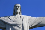 Rio de Janeiro.
La statue a été en partie réalisée par un français, Paul Landowski et inaugurée en 1931 pour célébrer le centenaire de l'indépendance du Brésil.