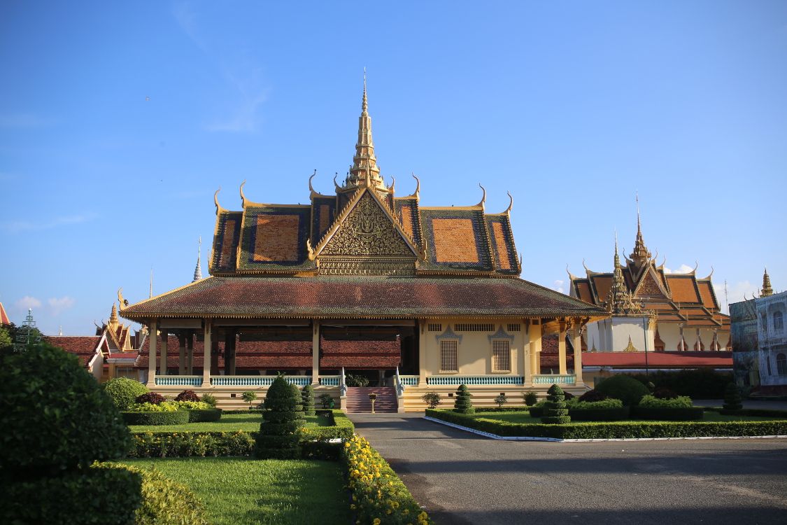 Phnom Penh. Palais royal.
Le palais d'inspiration traditionnelle khmÃ¨re ne date que du dÃ©but du XXÃ¨me siÃ¨cle, malgrÃ© ses airs de pagode ancienne...