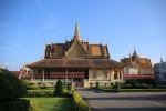 Phnom Penh. Palais royal.
Le palais d'inspiration traditionnelle khmère ne date que du début du XXème siècle, malgré ses airs de pagode ancienne...