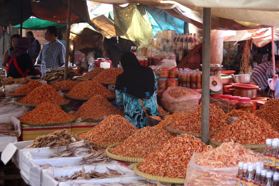 Kep.
MarchÃ© aux crabes.
Etal de crevettes sÃ©chÃ©es.