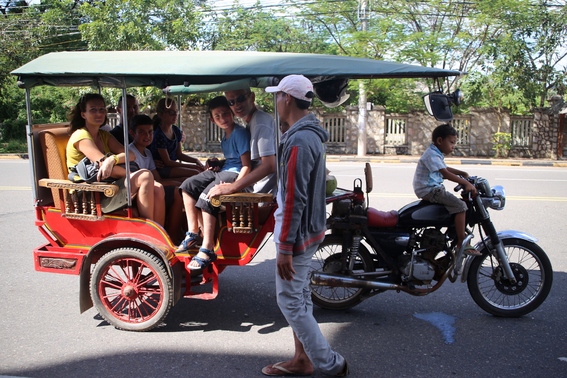 Kep.
Huit dans un TukTuk ! Avec un chauffeur bien jeune...