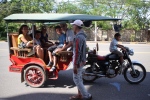 Kep.
Huit dans un TukTuk ! Avec un chauffeur bien jeune...