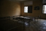 Phnom Penh.
Prison S21, musée du crime génocidaire.
Salle d'interrogatoires (c'est à dire tortures...) avec lits métalliques branchés sur le secteur...