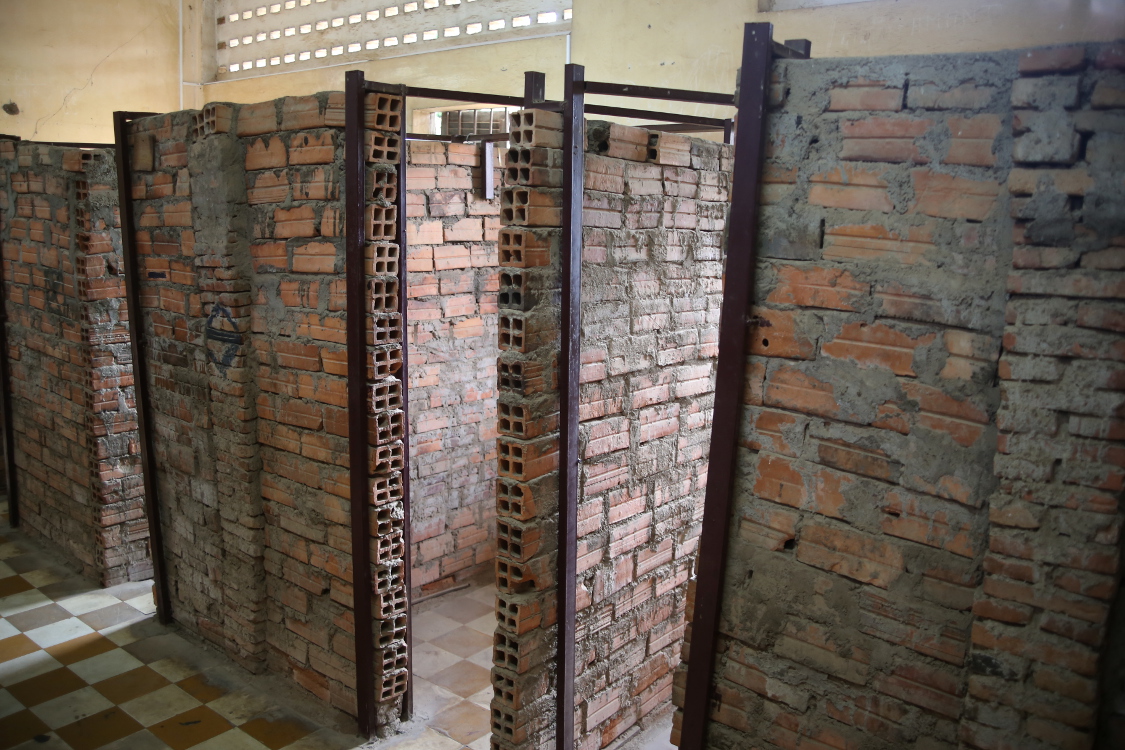 Phnom Penh.
Prison S21, musÃ©e du crime gÃ©nocidaire.
Minuscules cellules individuelles en briques, construites Ã  la hÃ¢te.