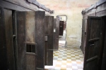 Phnom Penh.
Prison S21, musée du crime génocidaire.
Minuscules cellules individuelles en bois à l'étage.