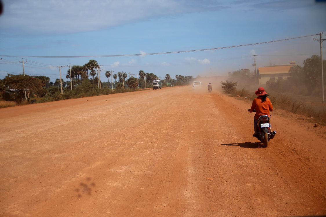 Voyage en bus de Phnom Penh Ã  Siem Reap.
La route se transforme souvent en piste, en soulevant une poussiÃ¨re rouge qui recouvre tous les villages traversÃ©s...