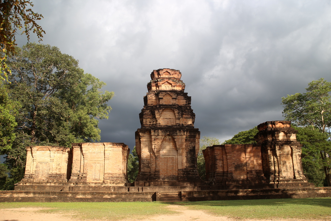 Angkor.
Le Prasat Kravan est le premier temple que nous avons visitÃ©.
Il est dÃ©diÃ© Ã  Vishnou et est Ã©galement l'un des premiers temples du site construit en 921. Petit temple qui se distingue par l'utilisation de la brique.
L'orage qui se prÃ©pare derriÃ¨re nous offre une magnifique lumiÃ¨re.