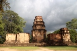 Angkor.
Le Prasat Kravan est le premier temple que nous avons visité.
Il est dédié à Vishnou et est également l'un des premiers temples du site construit en 921. Petit temple qui se distingue par l'utilisation de la brique.
L'orage qui se prépare derrière nous offre une magnifique lumière.