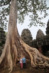 Angkor.
Temple Banteay Kdei.
Le fromager est cet arbre incroyable qui étend ses racines sur les ruines, et qui rend l'ensemble majestueux.