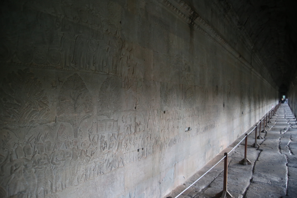 Angkor Wat.
Le temple est entourÃ© d'une galerie prÃ©sentant des scÃ¨nes fantastiques sous forme de bas relief, soit 800m de chefs-dâ€™Å“uvre !