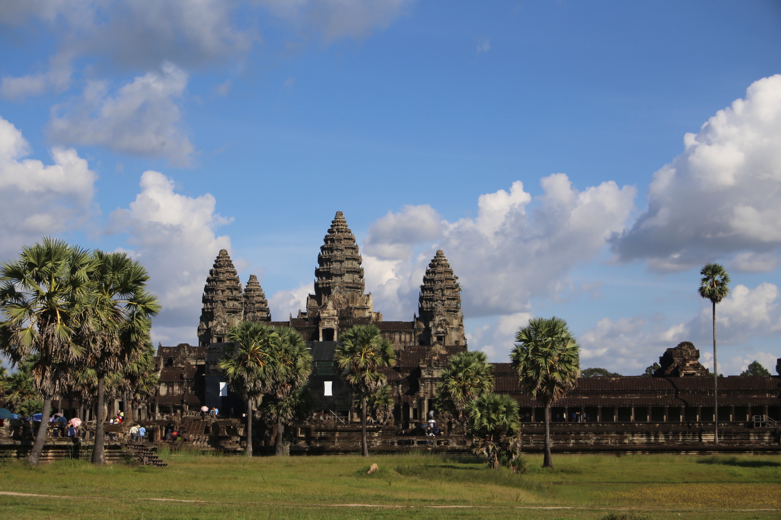 Angkor Wat.
Ce temple immense aurait nÃ©cessitÃ© 300 000 ouvriers et 6 000 Ã©lÃ©phants pour sa construction. Et cela aurait pris 37 ans !