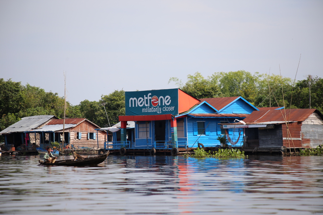 Trajet Siem Reap - Battambang.
MÃªme dans ces villages flottants, la tÃ©lÃ©phonie mobile est prÃ©sente...