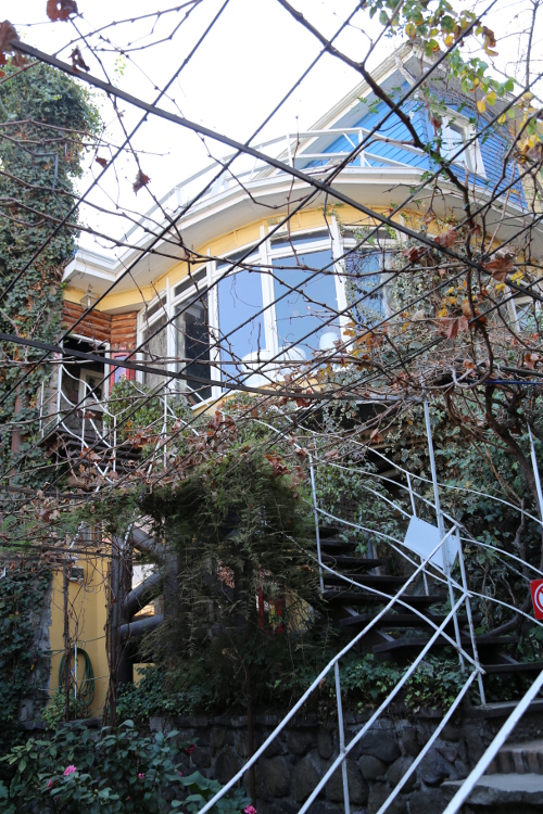 Santiago.
La Chascona est une des trois maisons de Pablo Neruda, qu'il fit construire pour Matilde Urrutia, un amour secret jusqu'en 1955.
On replonge avec plaisir dans son univers intime en dÃ©couvrant tous ces objets et Å“uvres d'art, la plupart rÃ©alisÃ©es par des amis. On peut voir notamment deux Å“uvres de Fernand LÃ©ger.