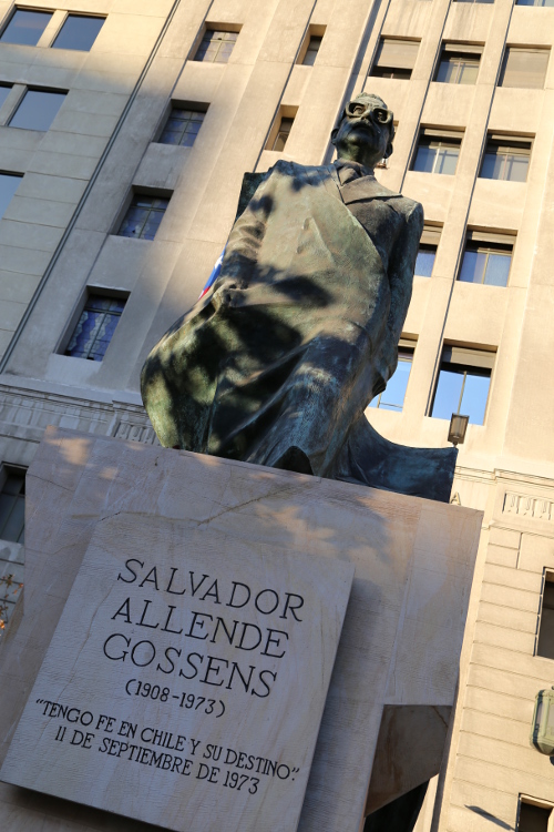 Santiago.
Un autre 11 septembre.
Salvador Allende, alors prÃ©sident en 1973, s'est suicidÃ© dans le Palacio de la Moneda, bombardÃ© par l'armÃ©e sous le commandement du gÃ©nÃ©ral Augusto Pinochet.
Suite Ã  ce coup d'Ã©tat, Pinochet va alors mettre en place un rÃ©gime militaire dictatorial qui perdura jusqu'en 1990.