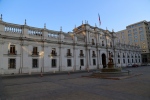 Santiago.
Le Palacio de la Moneda est la résidence du président de la République depuis 1845.
Et le président actuel est une présidente !
Michelle Bachelet a en effet entamé son deuxième mandat de 4 ans en 2014.