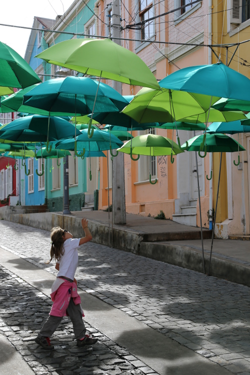 Valparaiso.
Oeuvre Ã©phÃ©mÃ¨re au dÃ©tour d'une rue ...