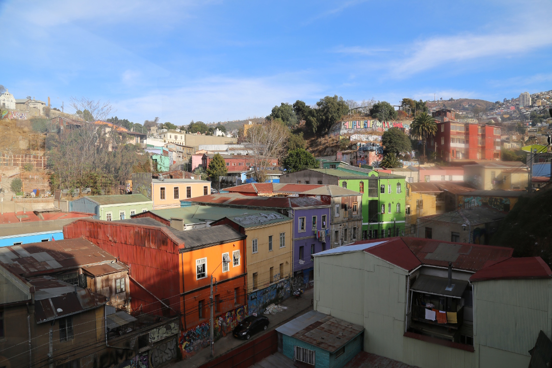 Valparaiso.
A 120 km au nord-ouest de Santiago, cette ville surprend de par ses collines abruptes, ses maisons colorÃ©es et toutes les peintures murales qui en font un vÃ©ritable musÃ©e Ã  ciel ouvert.