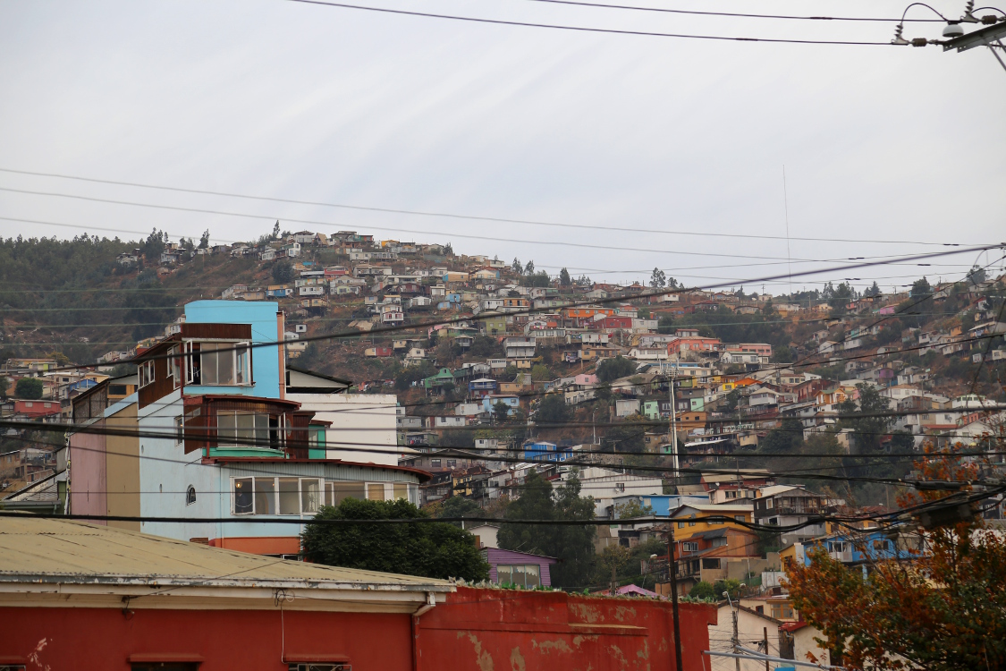Valparaiso.
Cette maison Ã  3 Ã©tages, la Sebastiana,  Ã©tait celle de Pablo Neruda, poÃ¨te et homme politique.
La vue depuis ses fenÃªtres sur la ville et le port est superbe.
Et la visite passionnante, en pÃ©nÃ©trant un peu dans l'intimitÃ© de cet homme aux multiples facettes, collectionnant des objets totalement hÃ©tÃ©roclites.