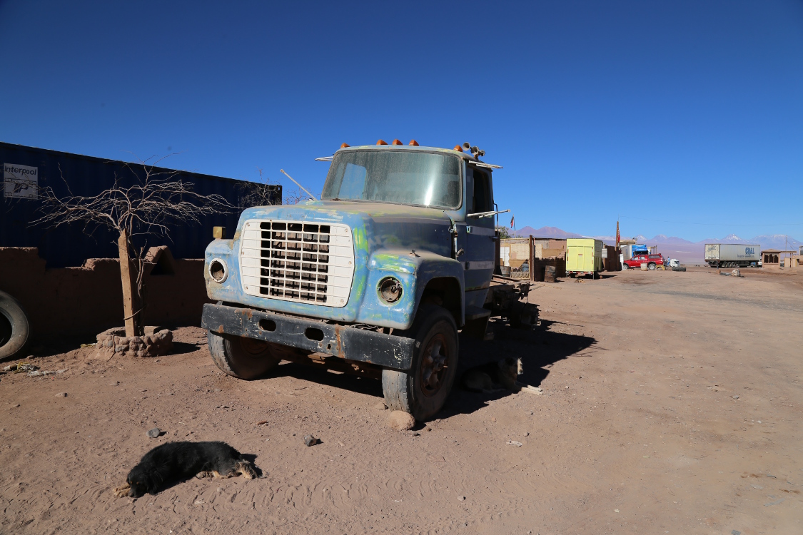 San Pedro de Atacama.
Petit village-oasis au nord du Chili, situÃ© Ã  2400m d'altitude, au pied du Licancabur, un volcan qui atteint quand-mÃªme 5916m.