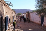 San Pedro de Atacama.
Le village est devenu une destination hyper touristique, point de départ de multiples excursions dans la superbe région d'Atacama.
La rue principale n'est plus qu'un alignement d'agences de voyage et de bars, mais un charme certain se dégage encore de ses murs en adobe et de son architecture.