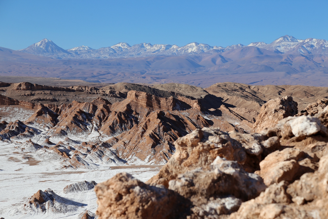 San Pedro de Atacama.
Valle de la luna.
Au premier plan, c'est du sel. Au fond, c'est la CordillÃ¨re des Andes avec de la neige ...
Les paysages sont magnifiques !