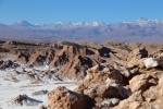 San Pedro de Atacama.
Valle de la luna.
Au premier plan, c'est du sel. Au fond, c'est la Cordillère des Andes avec de la neige ...
Les paysages sont magnifiques !