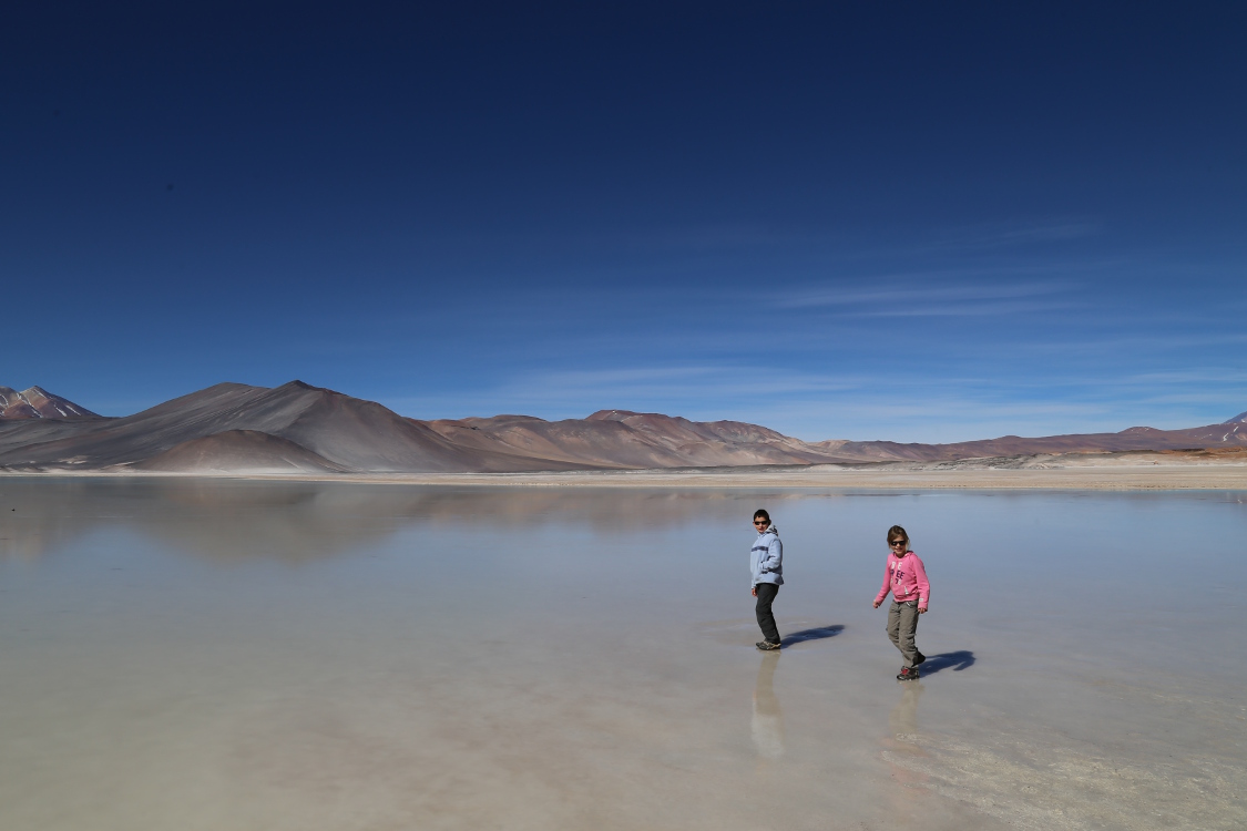Salar de Talar.
Quel plaisir de marcher sur un lac gelÃ© !
Mais pas d'inquiÃ©tude, il y a trÃ¨s peu d'eau, seulement quelques centimÃ¨tres ...