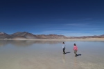 Salar de Talar.
Quel plaisir de marcher sur un lac gelé !
Mais pas d'inquiétude, il y a très peu d'eau, seulement quelques centimètres ...