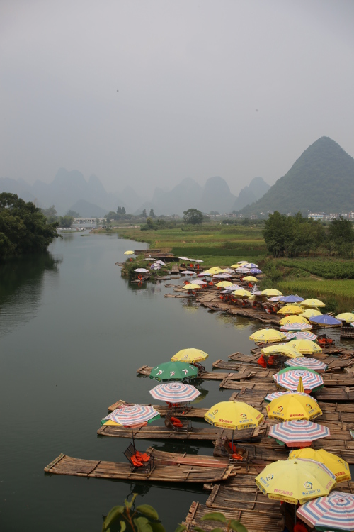 RÃ©gion de Guilin et ses pics karstiques. Les bateaux en bambou attendent les touristes sur le fleuve Yulong.