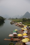Région de Guilin et ses pics karstiques. Les bateaux en bambou attendent les touristes sur le fleuve Yulong.