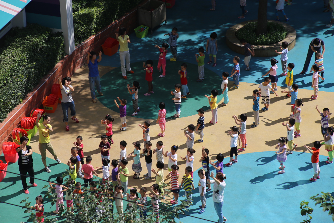 Exercices tous les matins pour ces Ã©lÃ¨ves de l'Ã©cole de notre quartier.