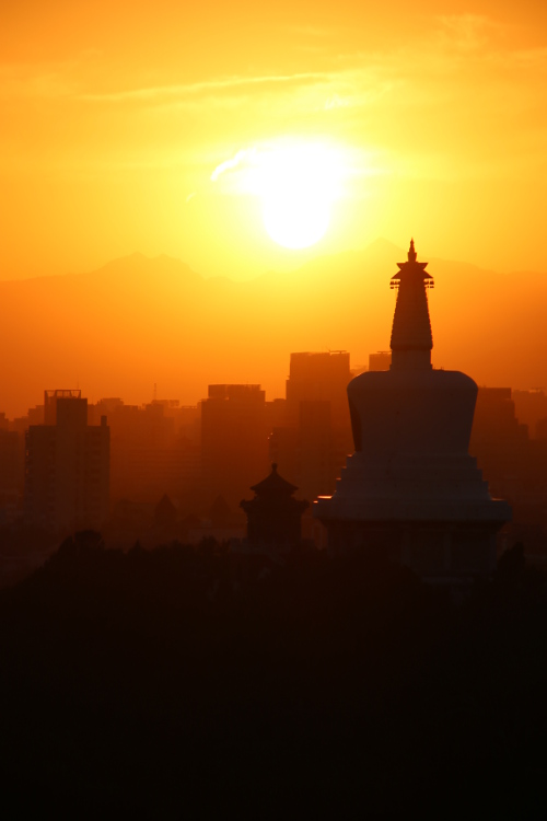 Coucher de soleil sur PÃ©kin, avec la Dagoba blanche du Parc Behai au premier plan. Instant magique...